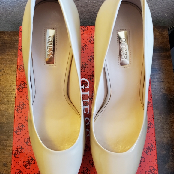 GUESS Women's Ette Platform Pumps - Picture 6 of 9